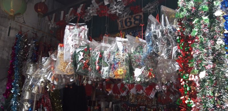 Beragam pernak pernik Natal di Pasar Asemka