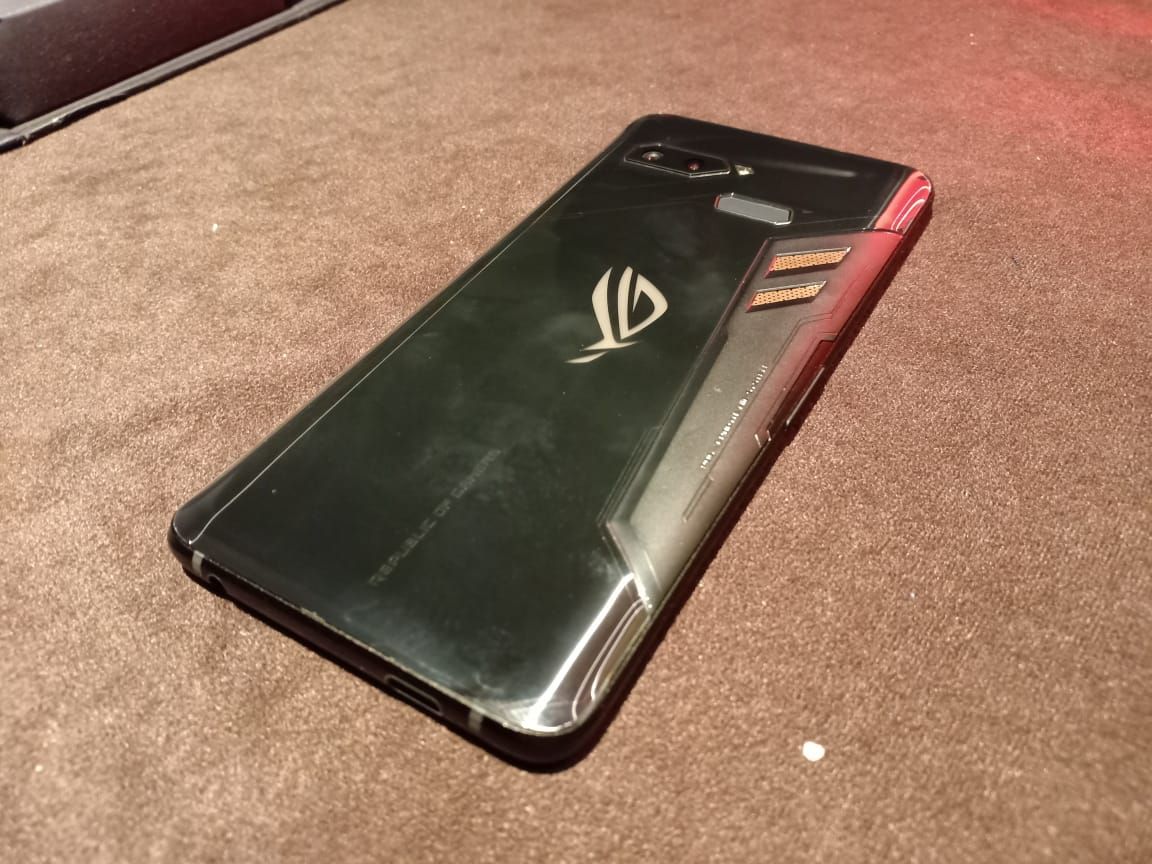 Tampilan belakang ASUS Republic of Gamers (ROG) Phone: