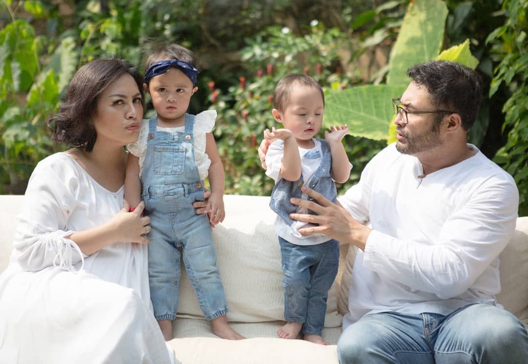 Cynthia Lamusu, Surya Saputra dan kedua anak kembarnya, Tatjana dan Bima.