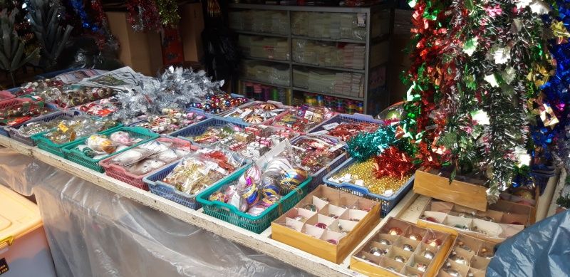 Beragam pernak pernik Natal yang ada di Pasar Asemka