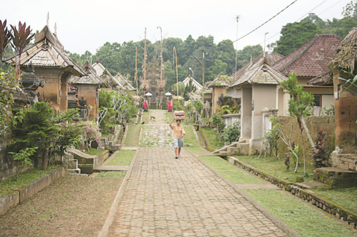 Lokasi Desa adat Penglipuran berada di kabupaten Bangli. Desa ini mudah dicapai karena letak jalan m