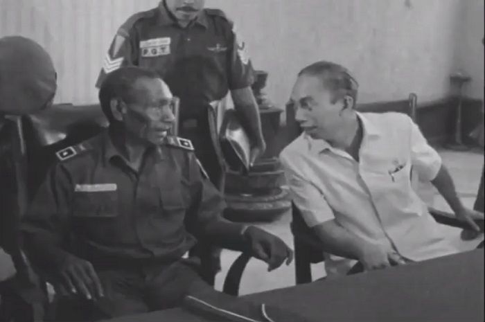 Lodewijk Mandatjan bersama Menlu Adam Malik di Jakarta ketika hendak bertemu presiden Soeharto.