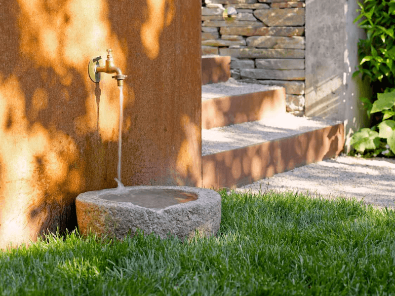 Mangkuk air di halaman
