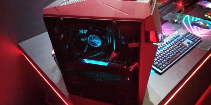 Bagian dalam dari ROG STRIX GL12 terlihat jelas, supaya pemiliknya bisa menyombongkan diri telah memiliki salah satu graphics card terkuat di dunia saat ini.