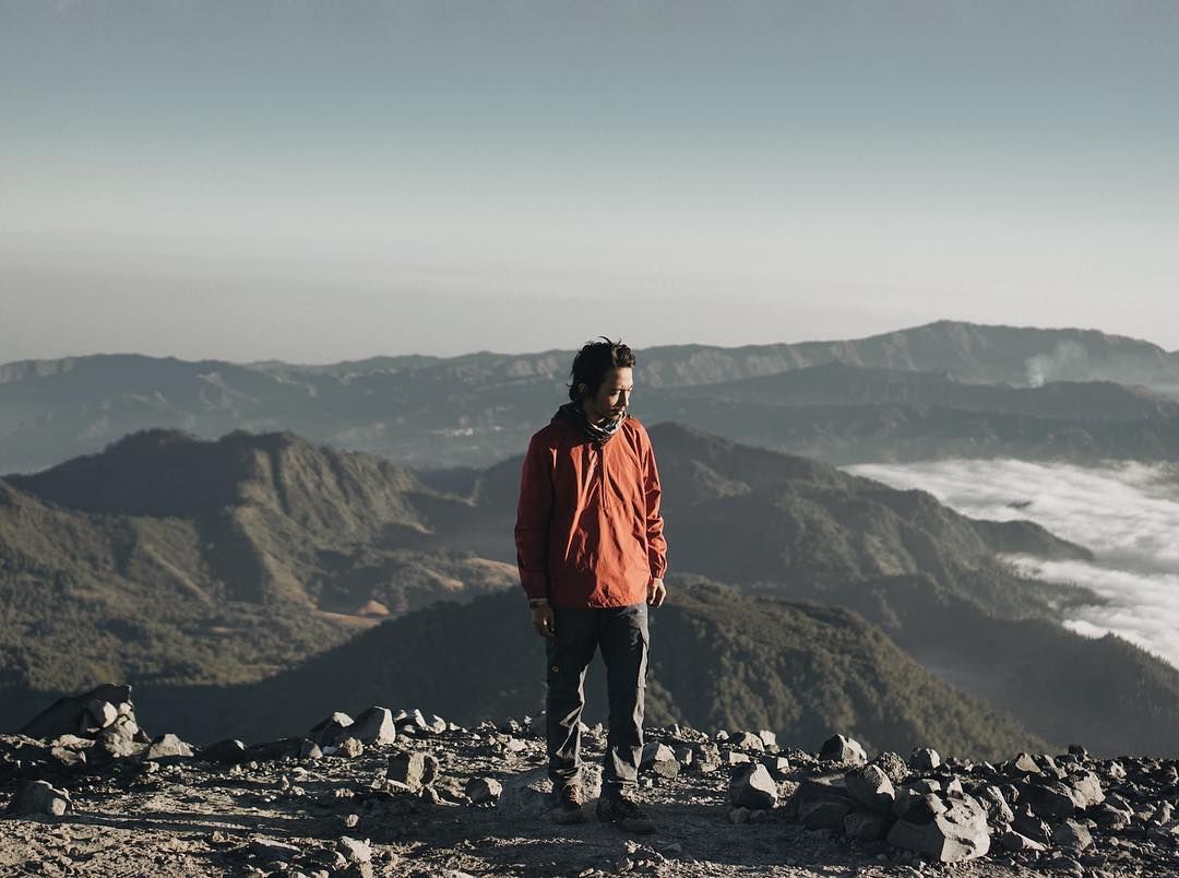 Fiersa Besari di puncak Gunung Semeru. 