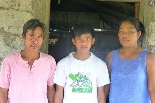 Romnick bersama ayah dan ibunya. 