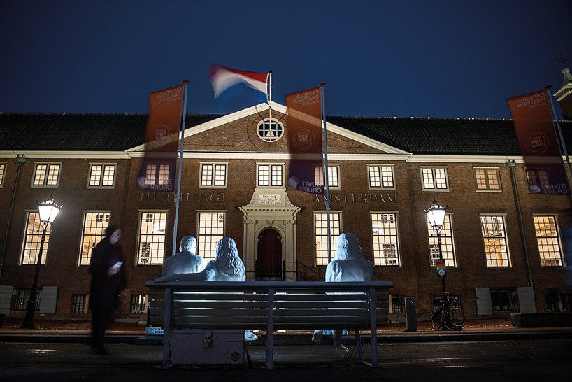 Kursi sculpture absorbed by light