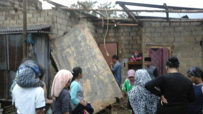 Angin puting beliung menerjang sejumlah rumah di Kawasan Cigombong, Kabupaten Bogor, Selasa (8/5/2018) (Tribun Bogor)