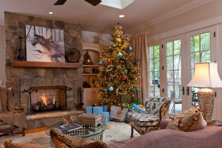Ilustrasi Rumah dengan Dekorasi Pohon Natal