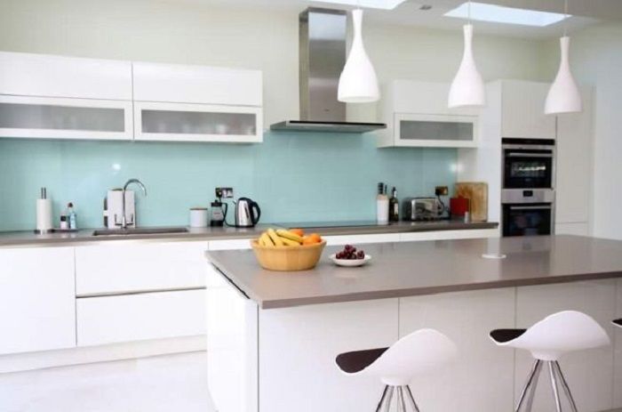 Backsplash atau bidang di belakang meja dapur juga dapat dipasangi cermin. 