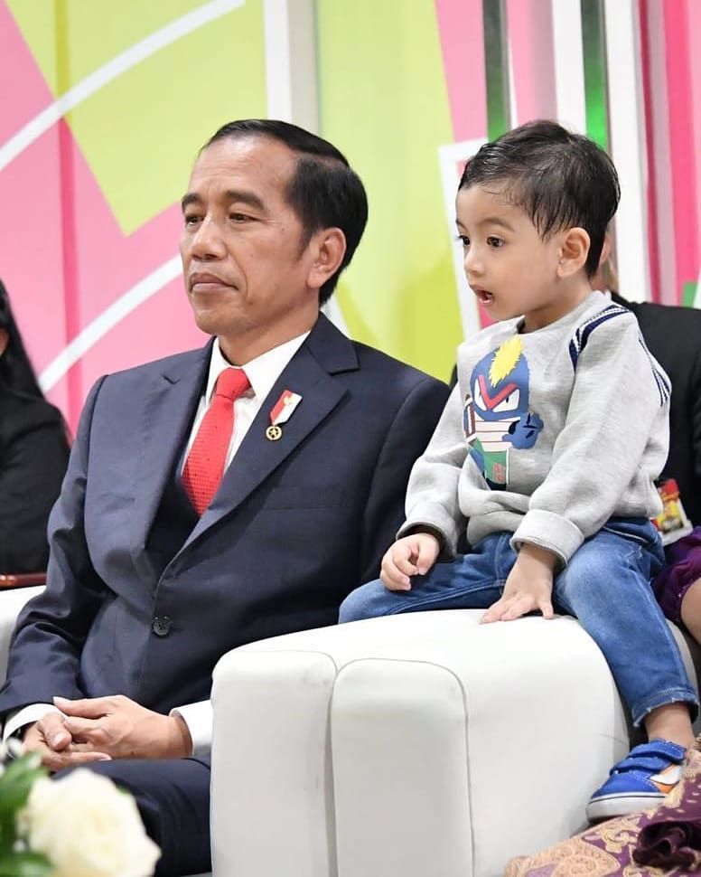 Lengket Bersama sang Kakek, Berikut 6 Potret Kebersamaan Jan Ethes dan Jokowi.