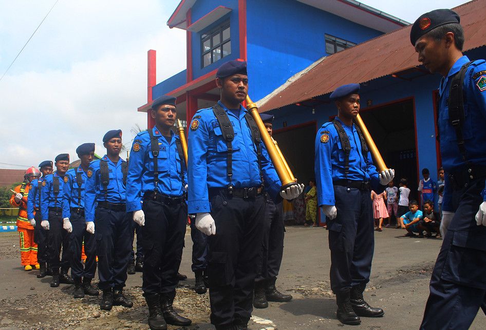 Sejumlah petugas Unit Pelaksana Teknis (UPT) Pemadam Kebakaran Kota Malang bersiap untuk melaksanaka