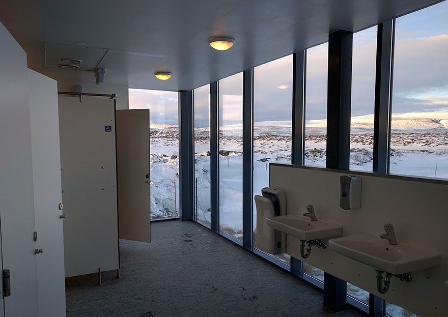 Pemandangan dari salah satu toilet sekolah di Islandia