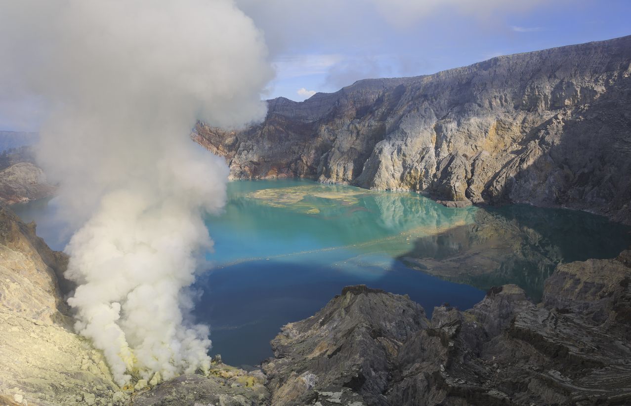 The lake at the floor of the crater is acidly with a pH of around 0,5 because of the sulfur acid.