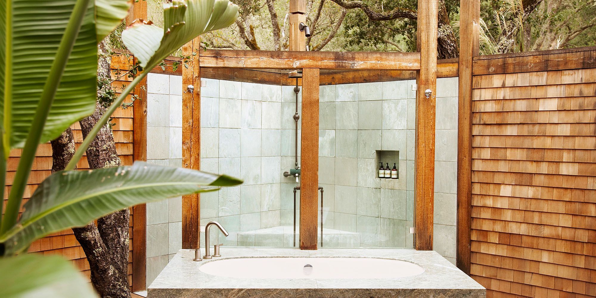 Shower outdoor pada hunian