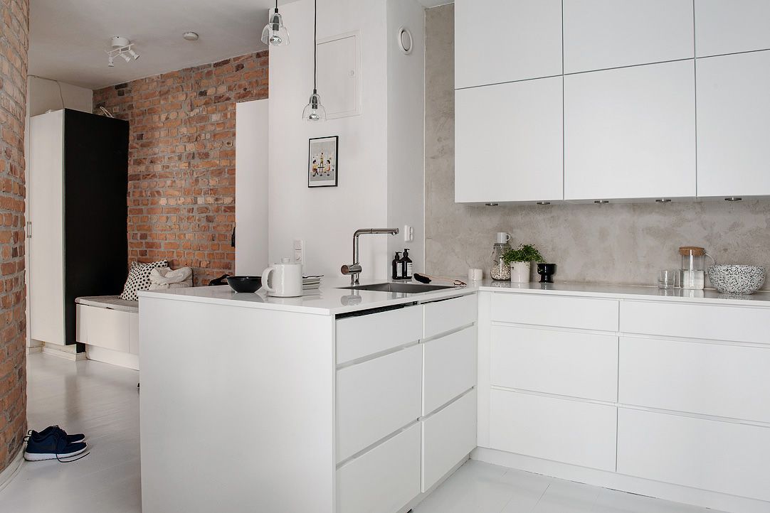 Dapur minimalis ini menggunakan warna dominan putih pada kitchen setnya