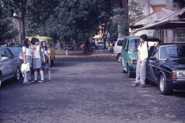 Mamet (kanan) bersama mobilnya di AADC?