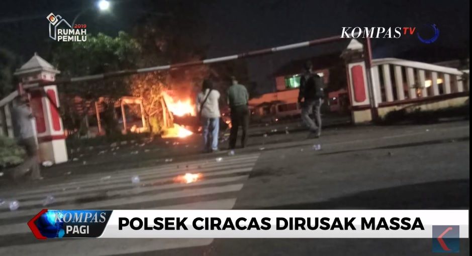 Pembakaran Polsek Ciracas di Jakarta Timur