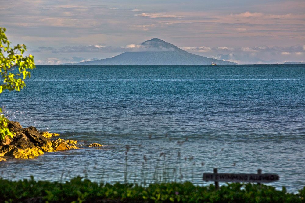 Pemandangan Anak Gunung Krakatau dari Tanjung Lesung.