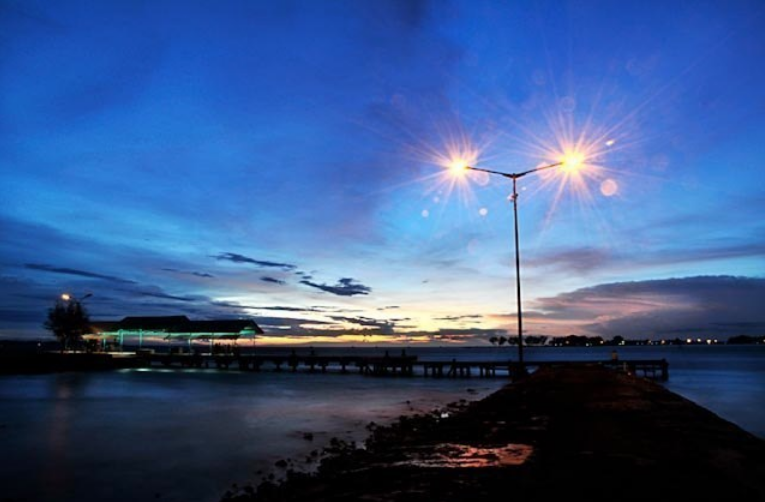 Senja di dermaga Pulau Pramuka.