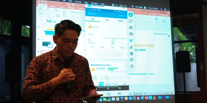 Pang Xue Kai selaku CEO Tokocrypto demonstrasikan apps untuk lakukan investasi dengan mudah.