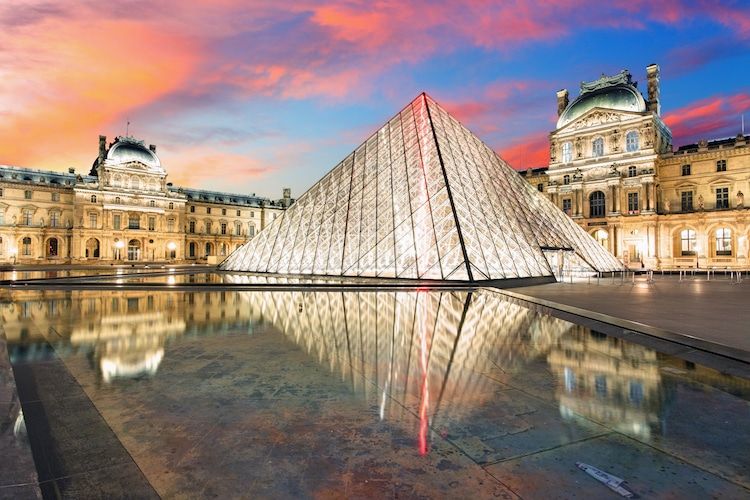 Museum Louvre menjadi salah satu bangunan ikonik di Prancis selain Menara Eiffel