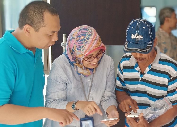 penyerahan paket Aplikasi Laut Nusantara