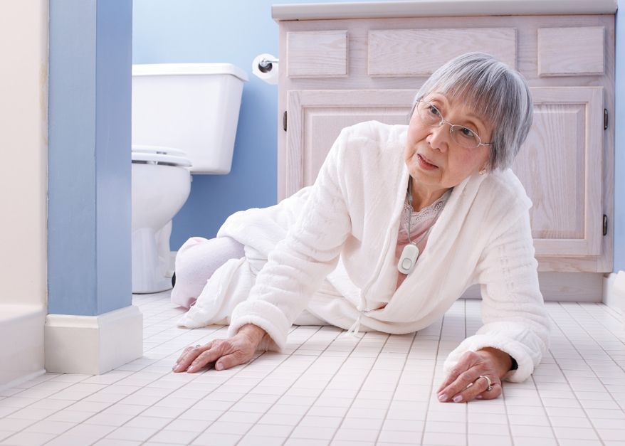 Terpeleset lantai yang basah atau licin adalah penyebab paling sering terjadinya kecelakaan di kamar mandi. 