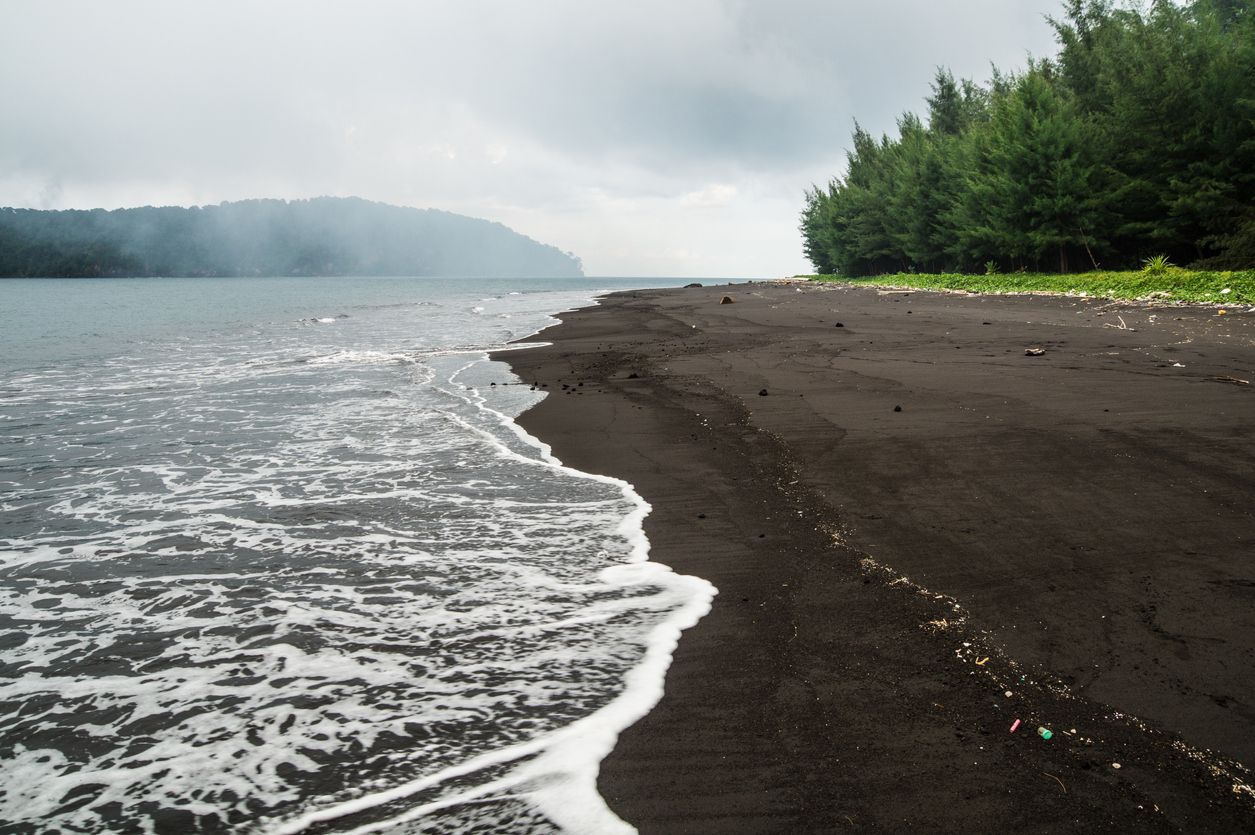 Pantai Pasir Hitam Krakatau.
