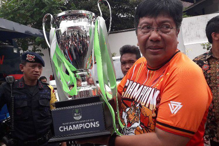  Direktur Utama Persija Gede Widiade membawa salah satu kemenangan Persija di tahun 2018 dalam selebrasi di Balai Kota, Jakarta Pusat pada Sabtu (15/12/2018).