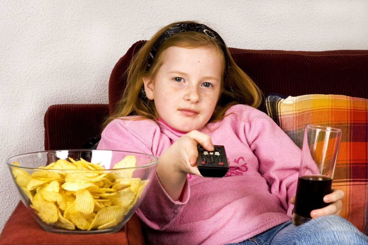 Meletakkan televisi di kamar anak bisa sebabkan obesitas