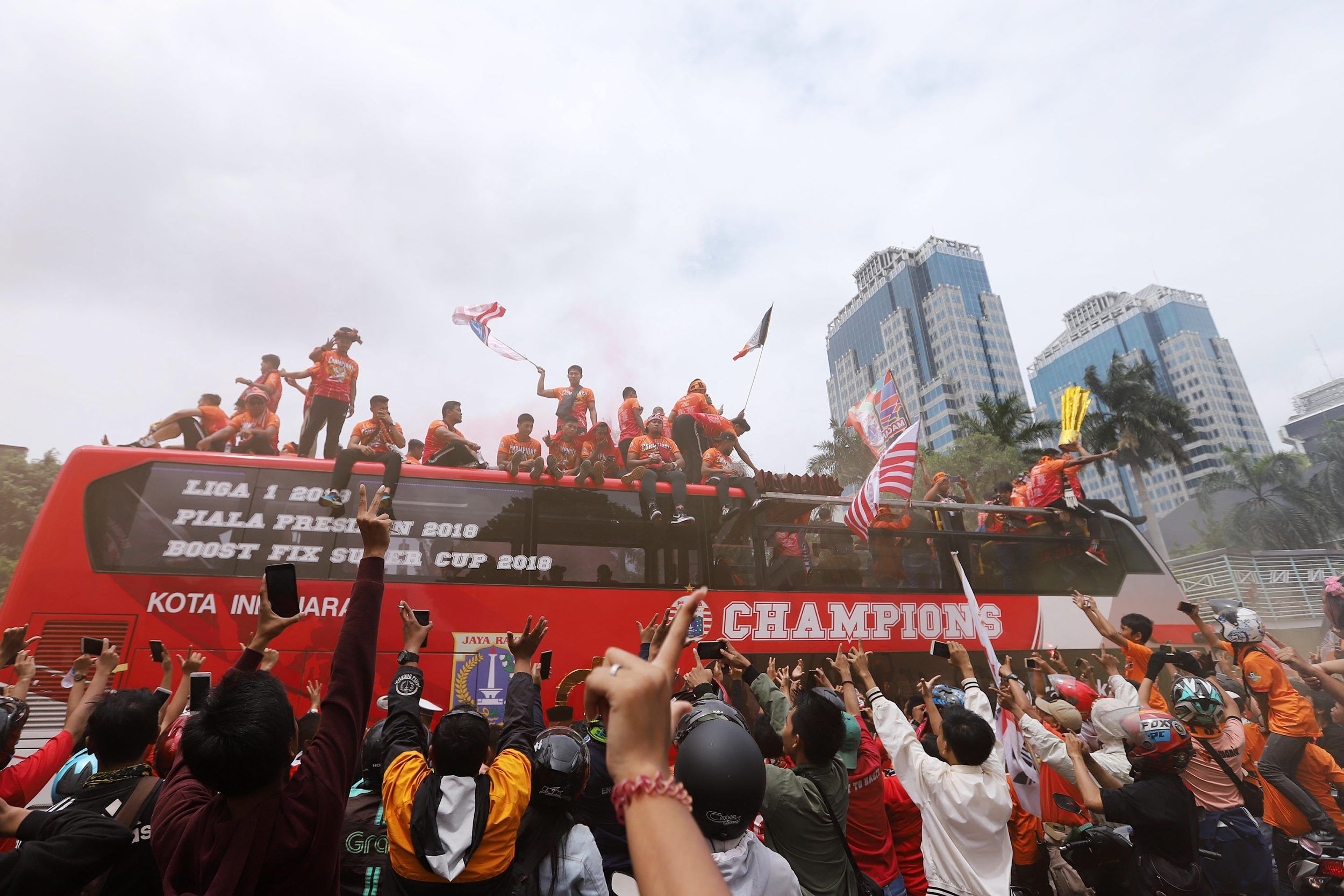 Rombongan tim Persija Jakarta bersama suporter Jakmania melakukan pawai di kawasan Sarinah, Jakarta 