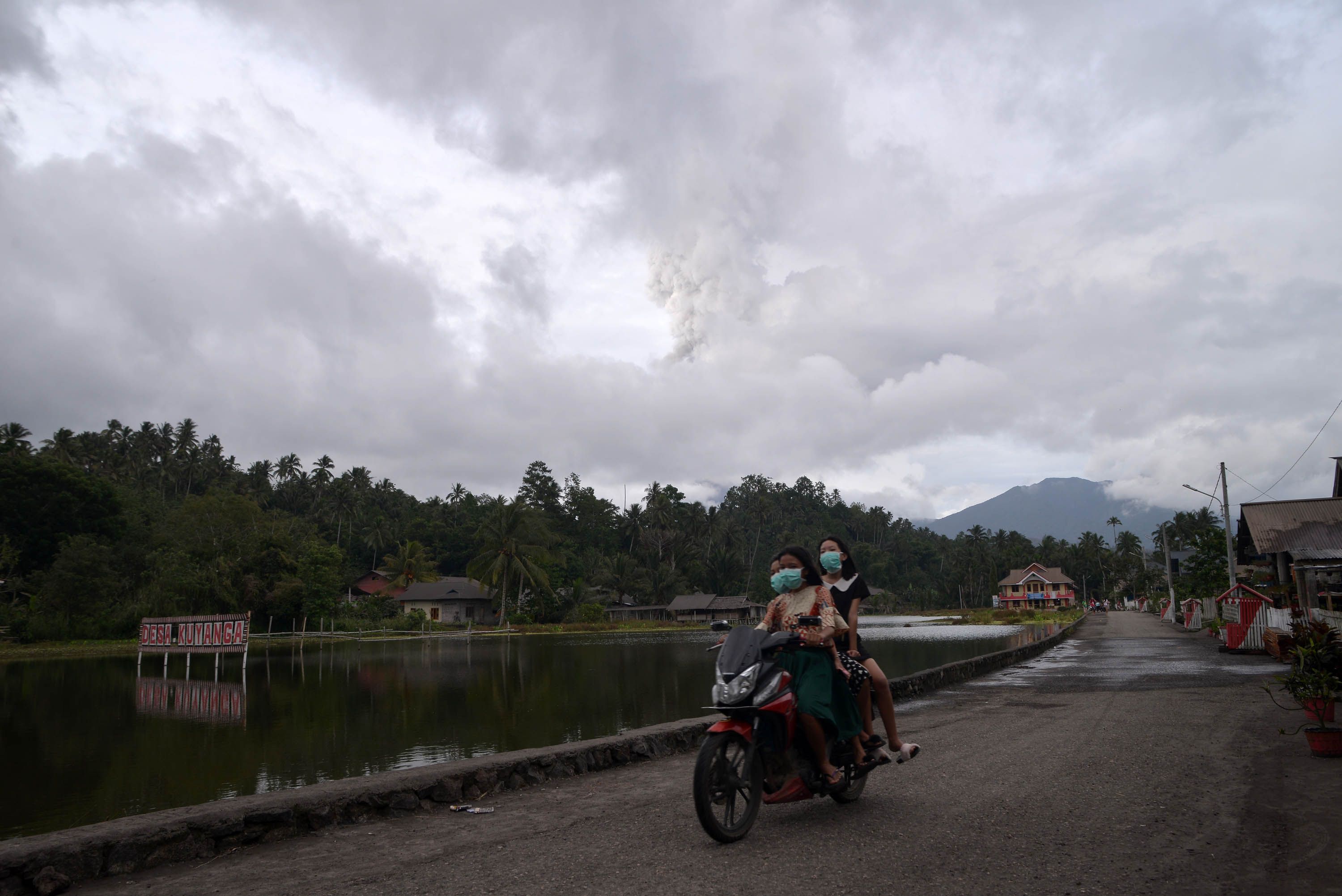 Kendaraan roda empat dan roda dua tampak terdampak debu vulkank hasil erupsi Gunung Soputan di Desa 