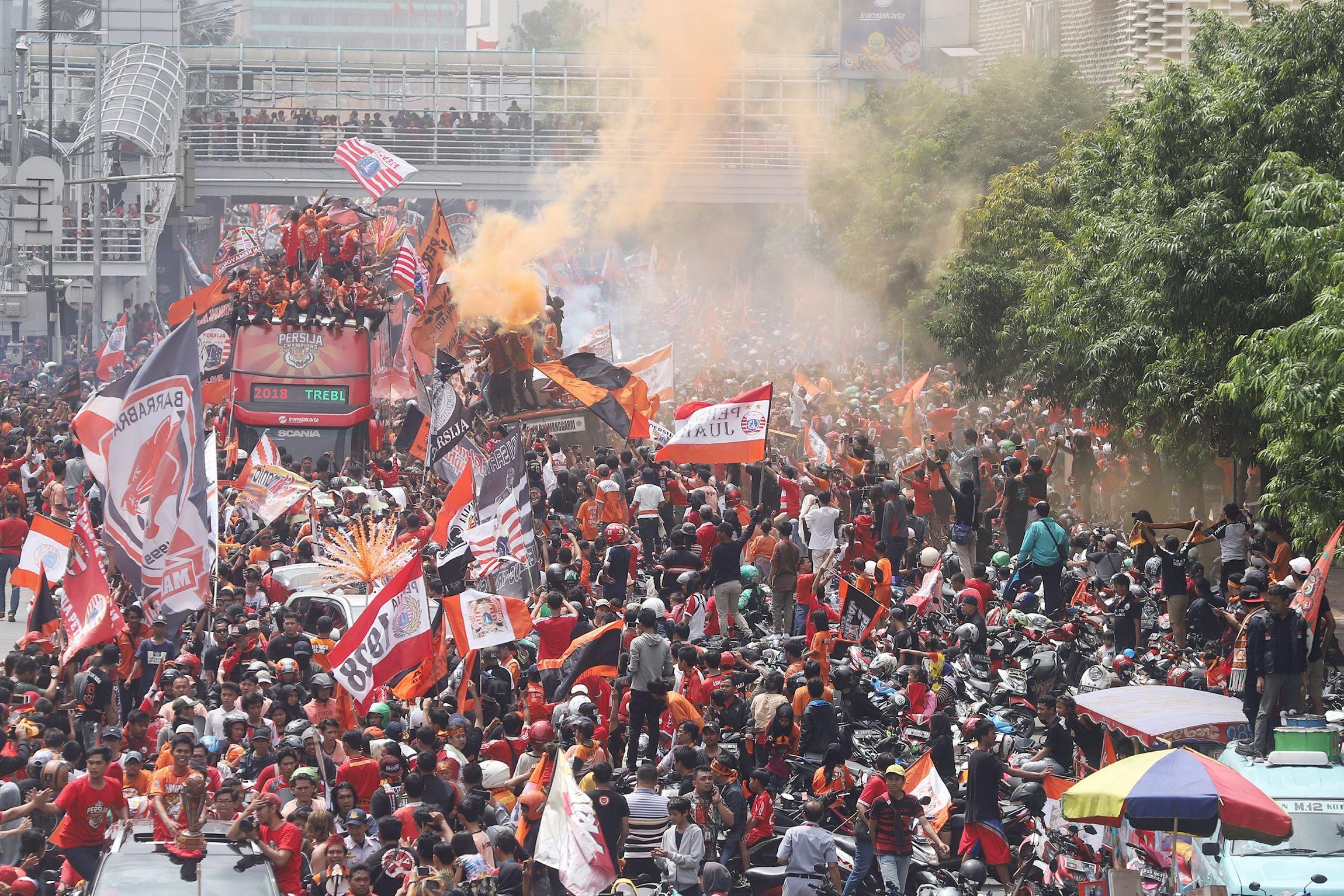 Rombongan tim Persija Jakarta bersama suporter Jakmania melakukan pawai di kawasan Sarinah, Jakarta 