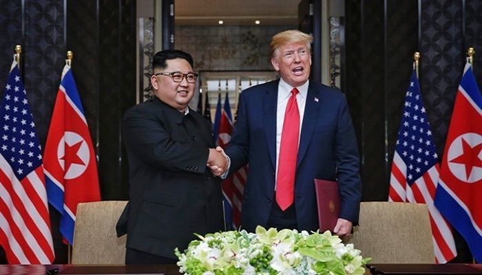 Kim Jong Un dan Donald Trump di Singapura