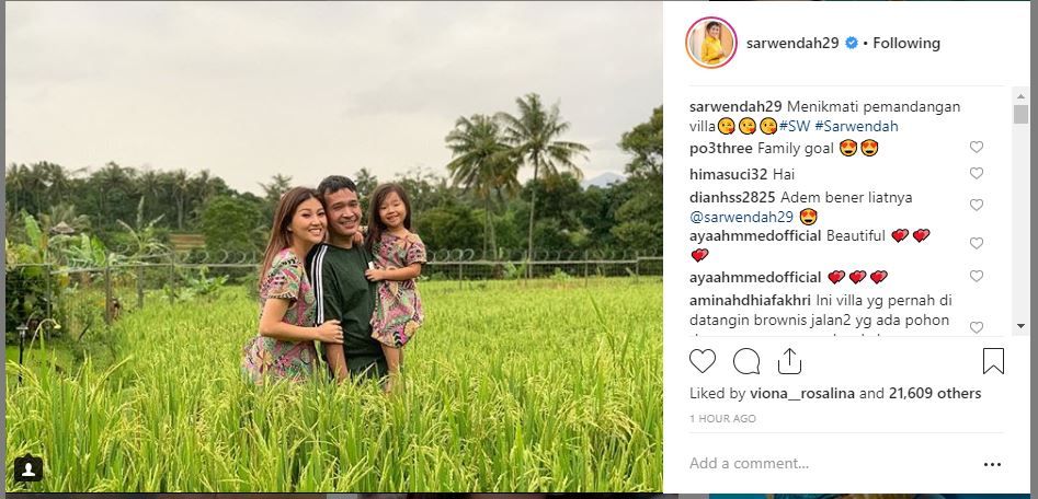 Keluarga Ruben Onsu dan Sarwendah menikmati pemandangan tengah sawah