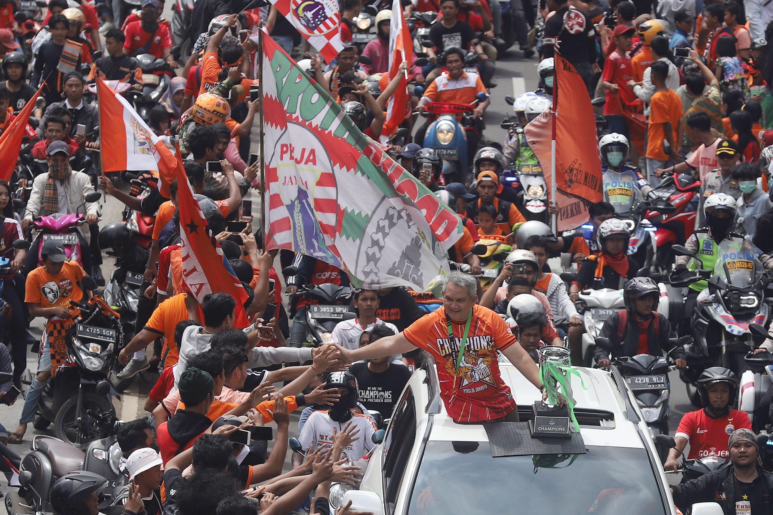 Rombongan tim Persija Jakarta bersama suporter Jakmania melakukan pawai di kawasan Sarinah, Jakarta 