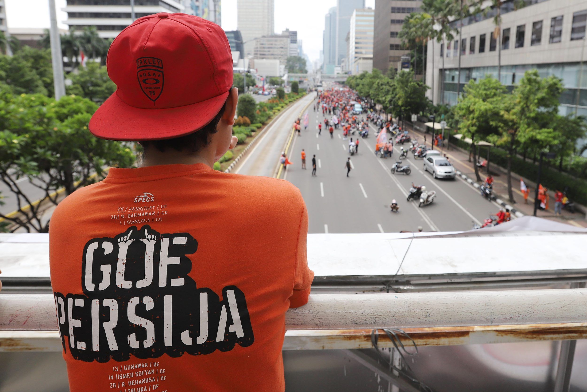 Rombongan tim Persija Jakarta bersama suporter Jakmania melakukan pawai di kawasan Sarinah, Jakarta 