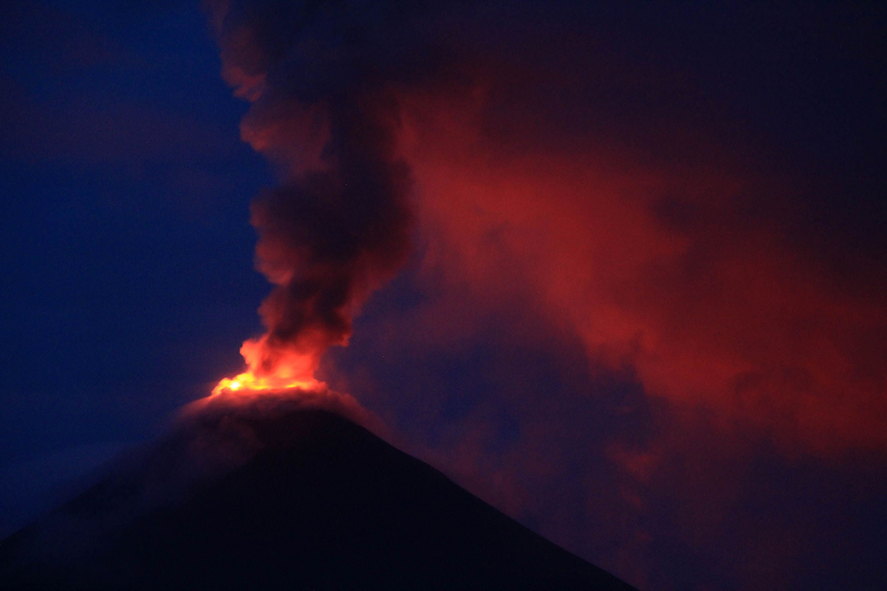 Pijaran api dan abu vulkanik tampak di puncak Gunung Soputan terpantau dari Desa Silian Tiga, Kecama