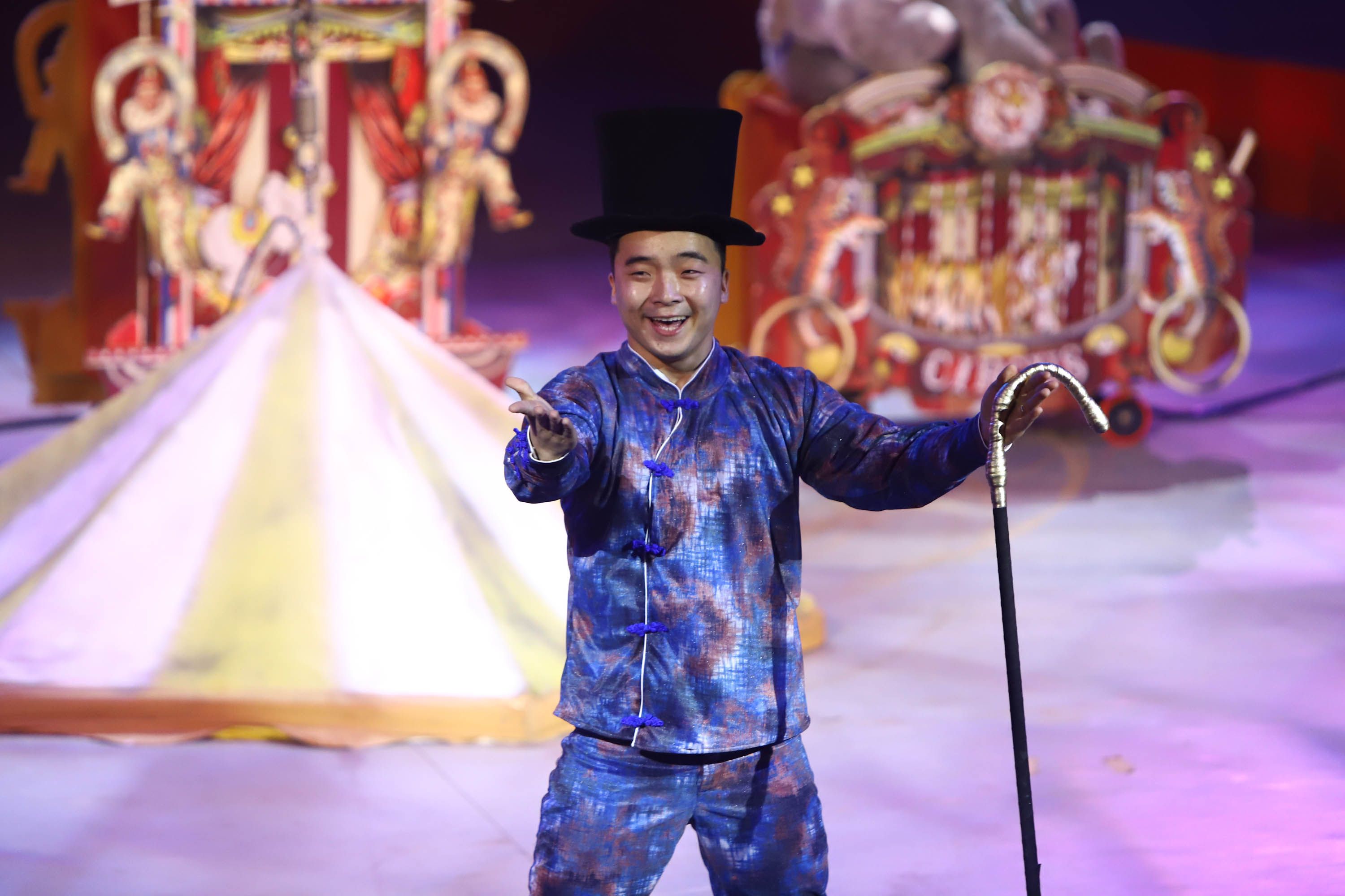 Pemain sirkus dari Oriental Circus Indonesia (OCI) memperlihatkan keahlian akrobat pada pertunjukkan