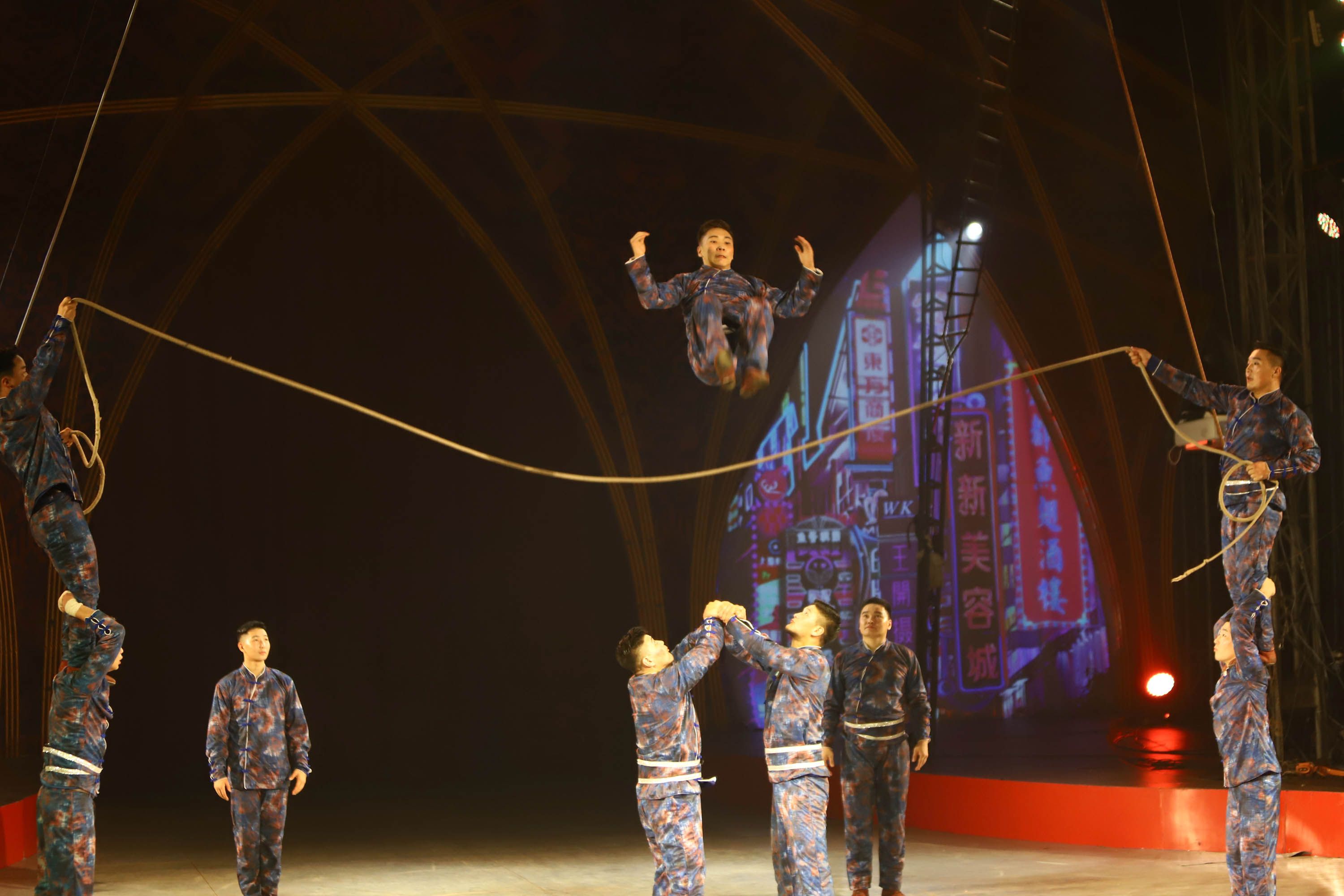 Pemain sirkus dari Oriental Circus Indonesia (OCI) memperlihatkan keahlian akrobat pada pertunjukkan