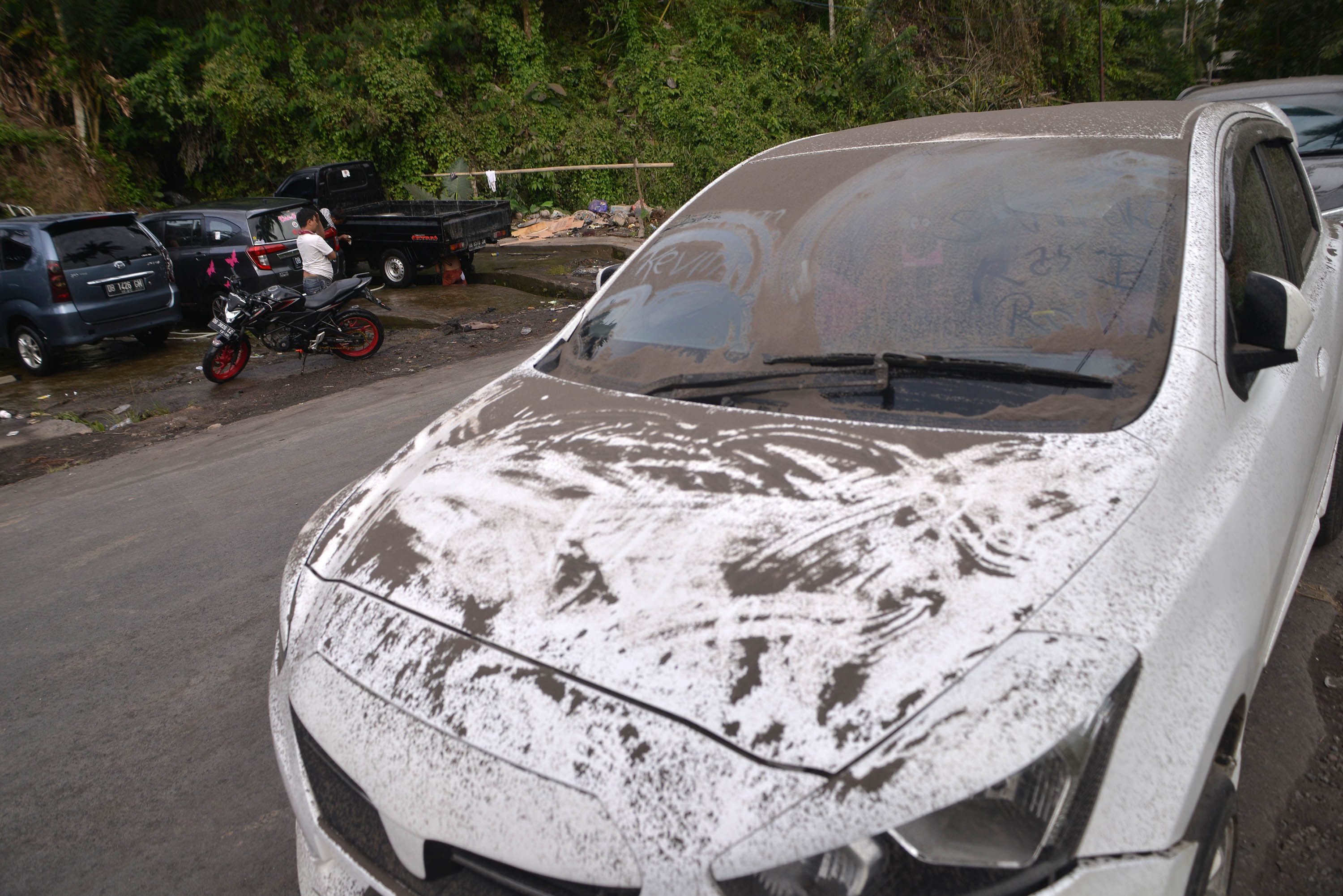 Kendaraan roda empat dan roda dua tampak terdampak debu vulkank hasil erupsi Gunung Soputan di Desa 