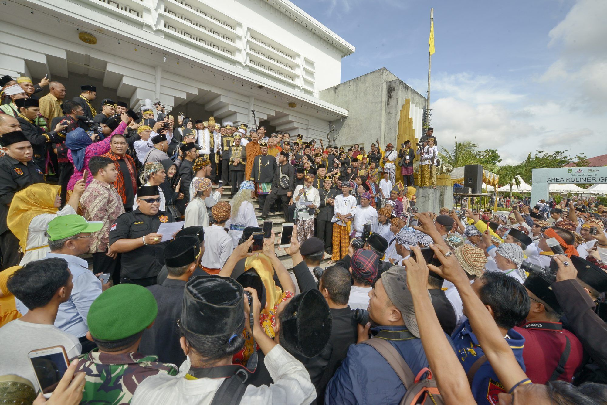 TEMUI WARGA - Sultan Aji Muhammad Arifin menemui warga Kukar usai pelaksanaan Penabalan Sultan atau 