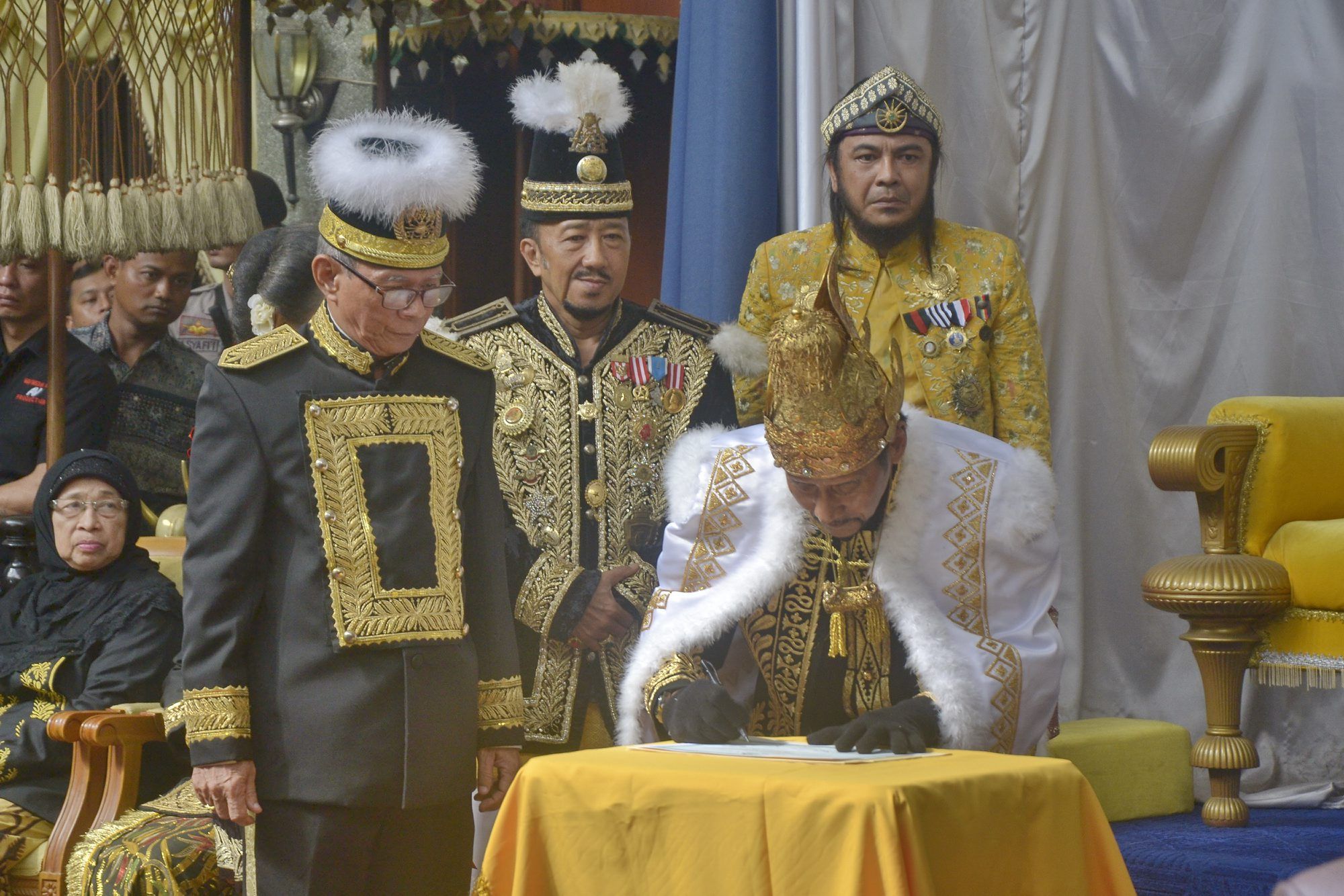 PENANDATANGANAN PENOBATAN- Sultan Aji Muhammad Arifin menandatangani surat penobatan usai acara Pena