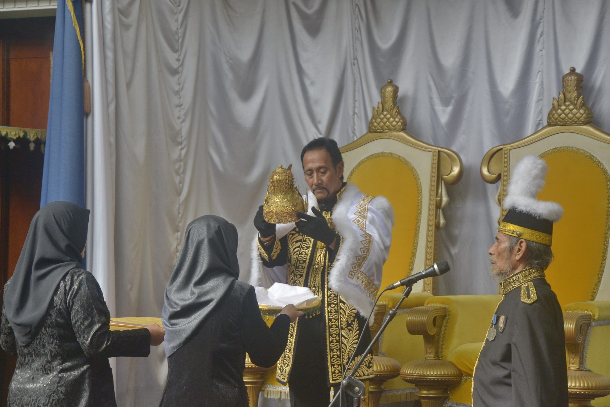 PENABALAN SULTAN - Sultan Aji Muhammad Arifin bersiap menggunakan mahkota Kesultanan Kutai Kartanega