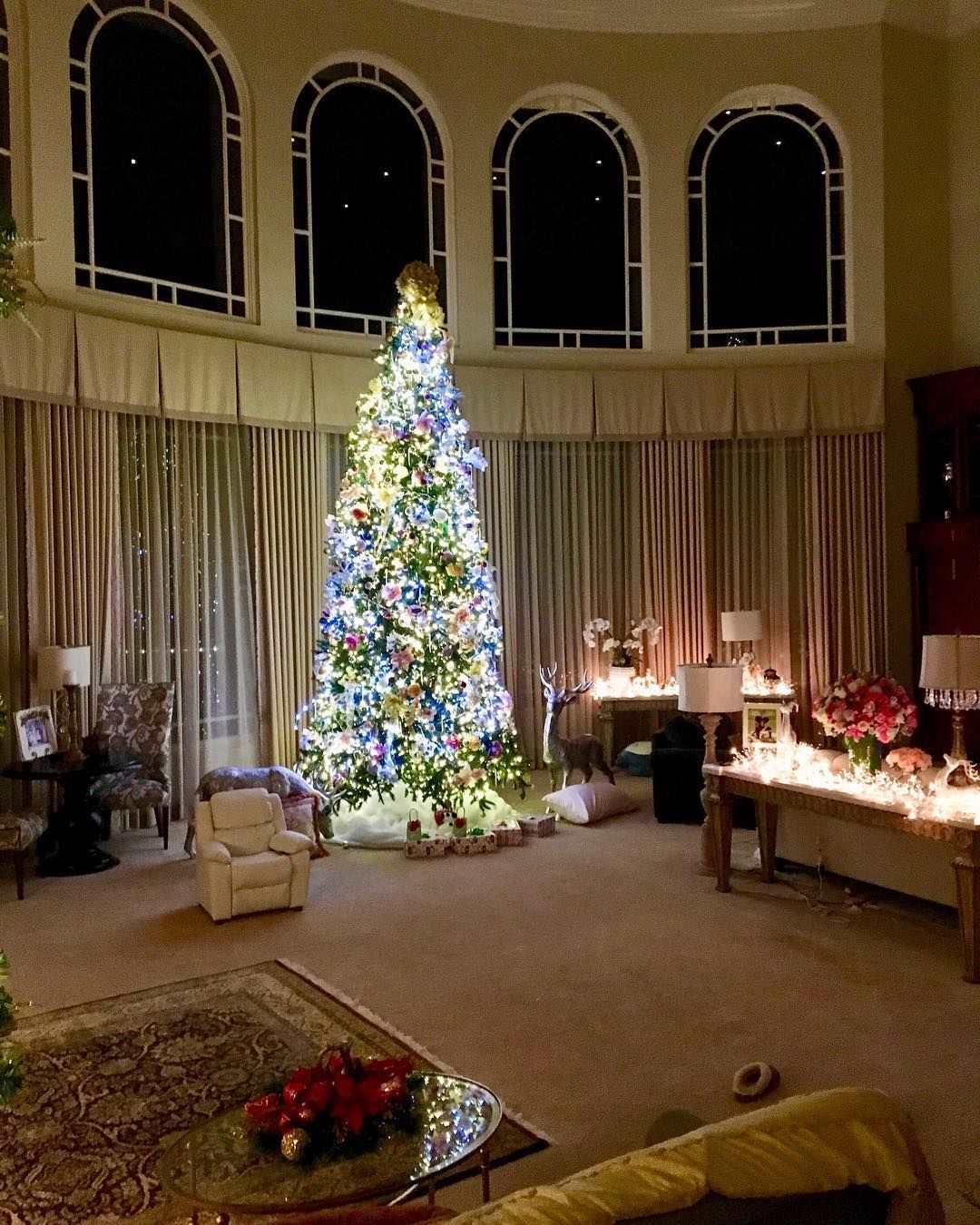 Dekorasi Natal berupa tumpukan salju yang ada di bawah pohon