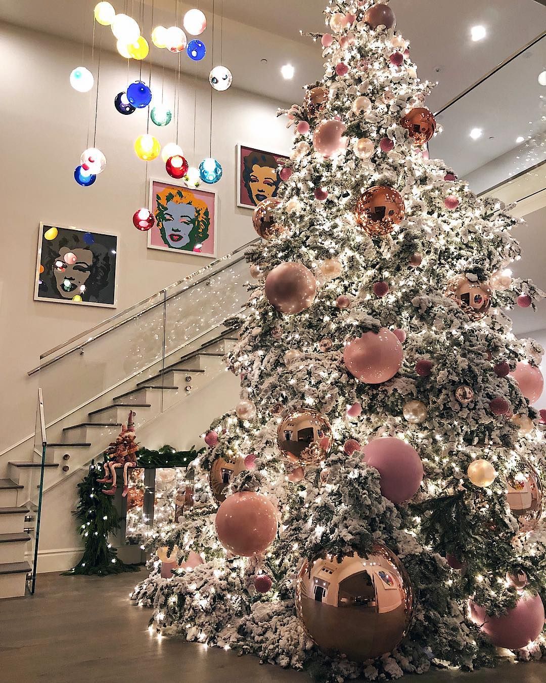 Dekorasi Natal di rumah Kylie Jenner