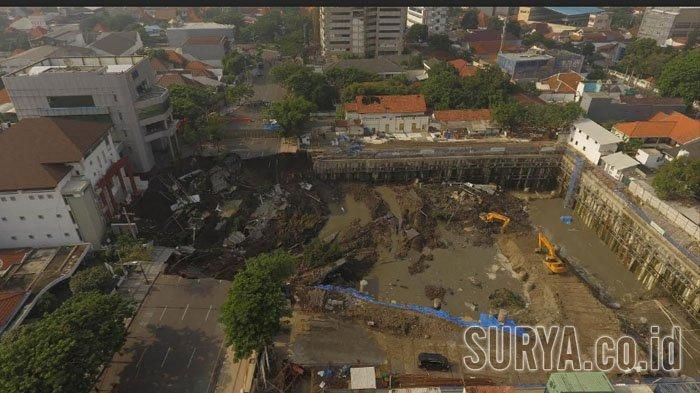 Foto terkini Jalan Gubeng, Surabaya, yang ambles, dari udara, Rabu (19/12/2018).  Bangunan BNI ada di sebelah kiri foto ini. 