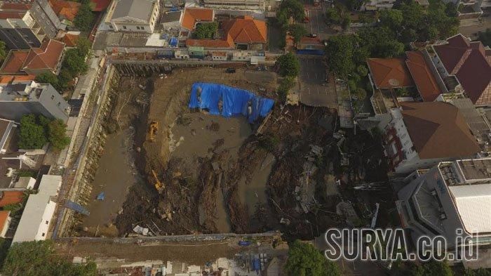 Foto terkini Jalan Gubeng, Surabaya, yang ambles, dari udara, Rabu (19/12/2018).  Bangunan BNI ada di sebelah kanan bawah foto ini.
