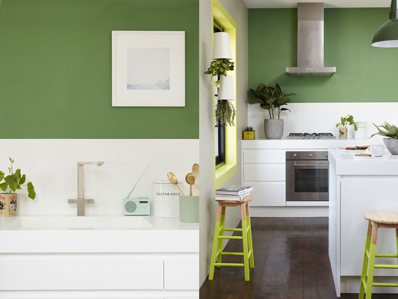 Semarakkan suasana dengan gradasi hijau lainnya yang hadir pada perlengkapan dan aksesori dapur.